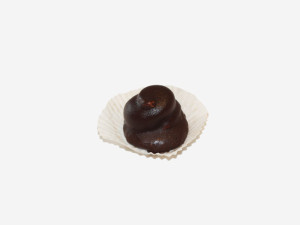 Połączenie makaronika makowego, kakaowego kremu ze spirytusem. Całośc oblana polewą czekoladową.